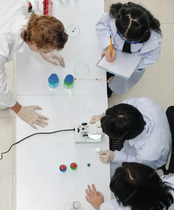 Nasz zespół to specjaliści z dziedziny farmacji, logistyki, sprzedaży i zakupów - stale monitorujący rynek oraz dopasowujący ofertę do potrzeb klientów.